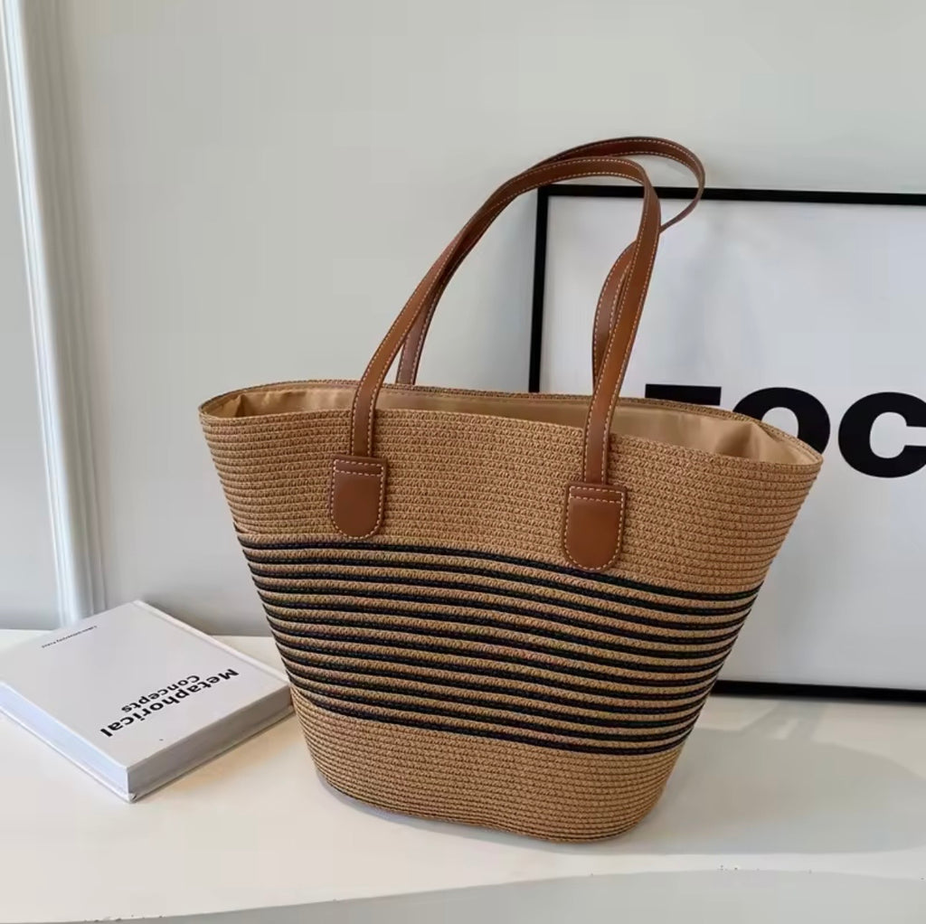 Elegant Women’s Handbag – Intricately Woven Design