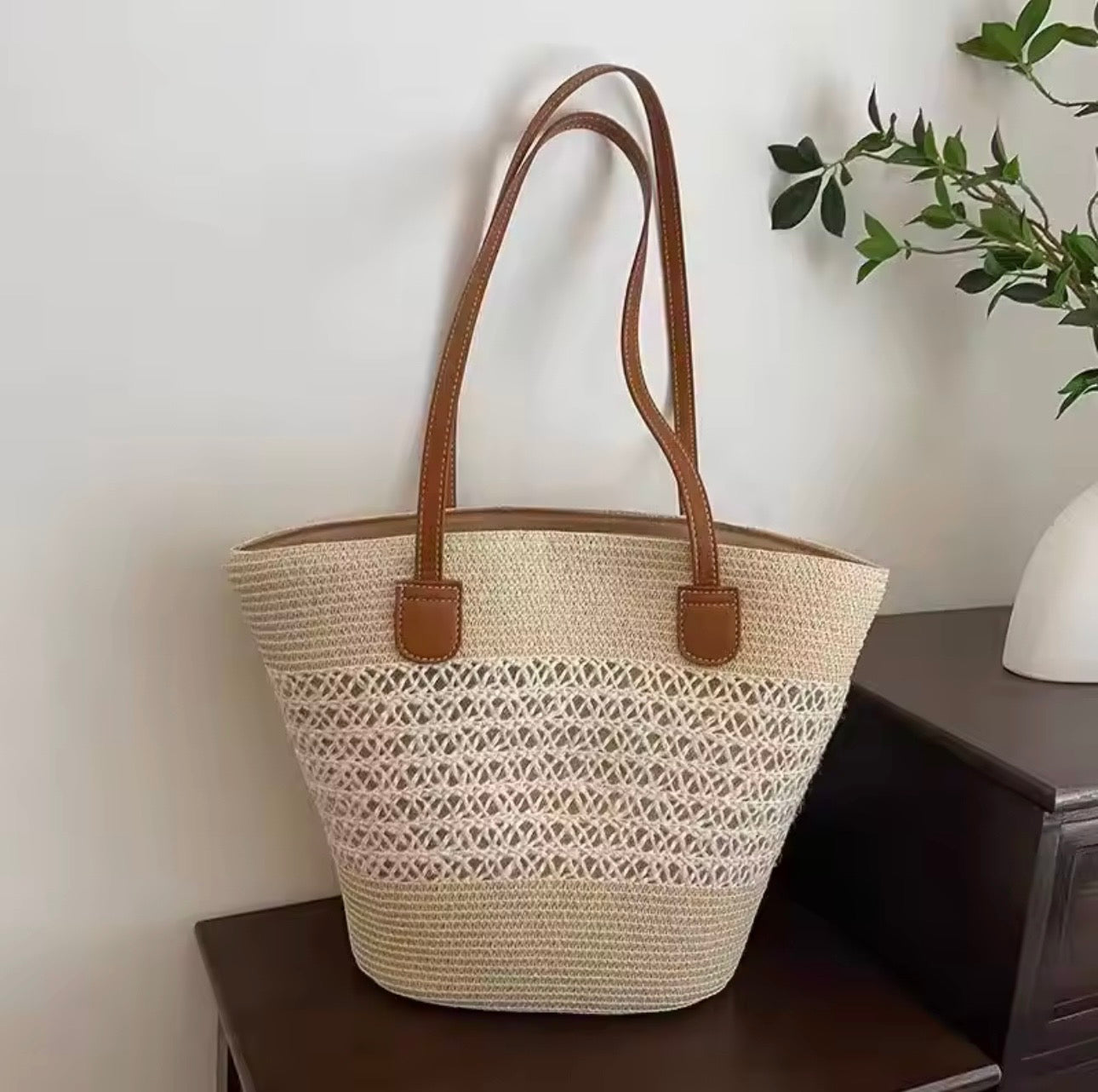 Elegant Women’s Handbag – Intricately Woven Design
