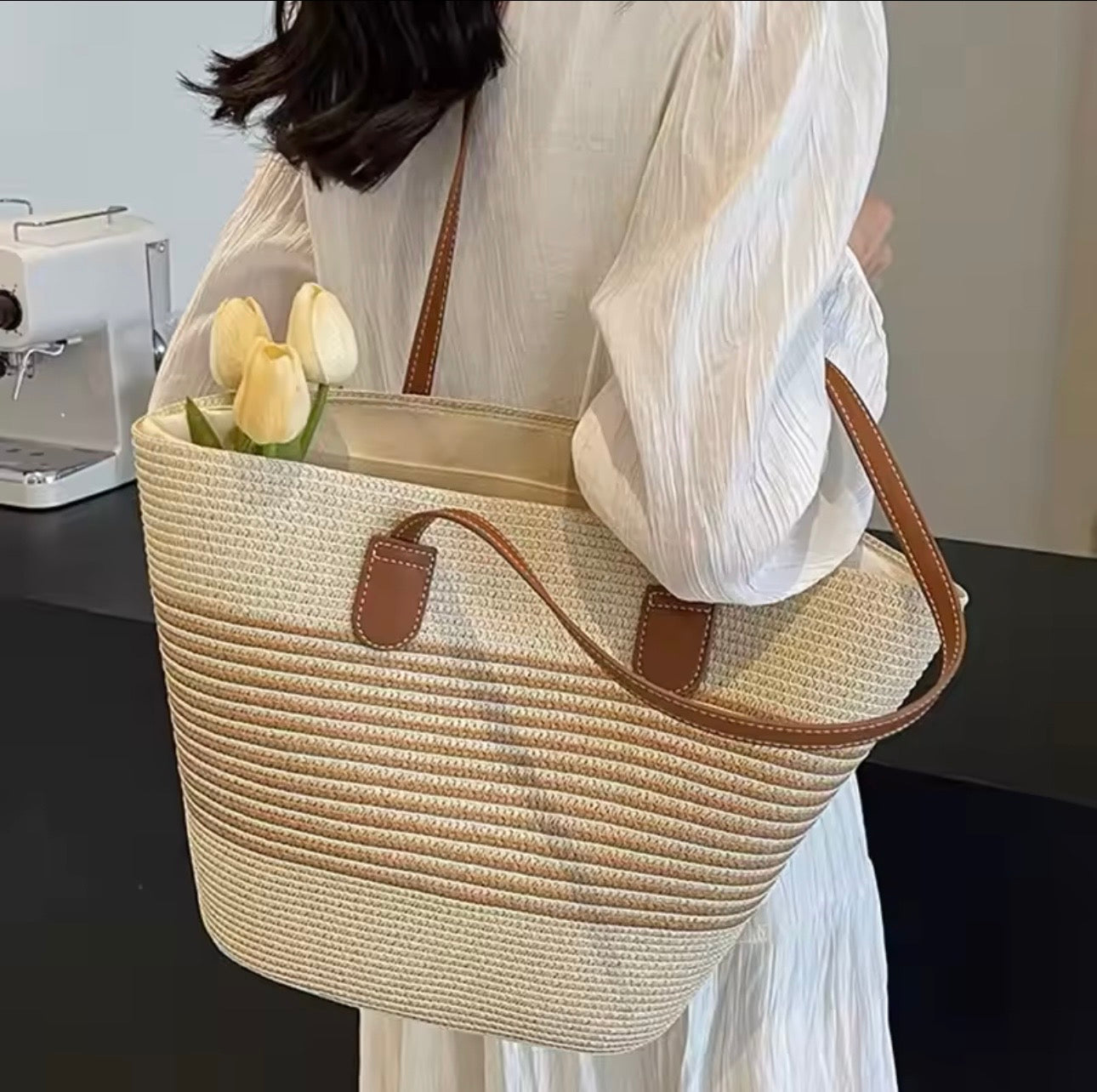 Elegant Women’s Handbag – Intricately Woven Design
