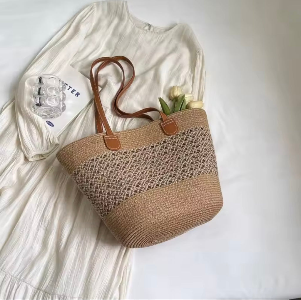 Elegant Women’s Handbag – Intricately Woven Design
