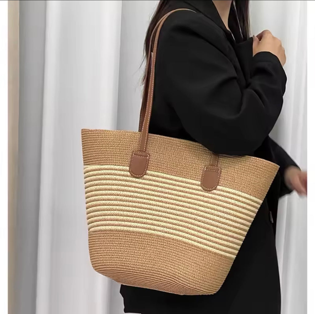 Elegant Women’s Handbag – Intricately Woven Design