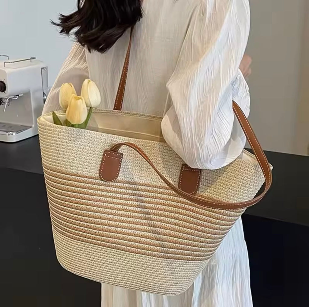 Elegant Women’s Handbag – Intricately Woven Design